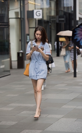 玩手机的美女