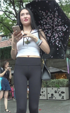 黑色紧身裤小姐姐