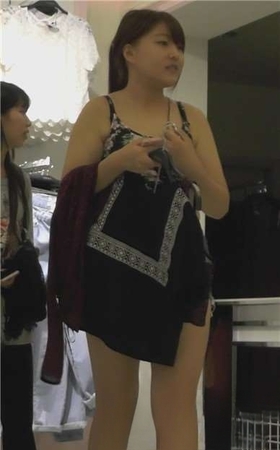 街拍肥臀美女跟好姐妹逛街 [588 MB]