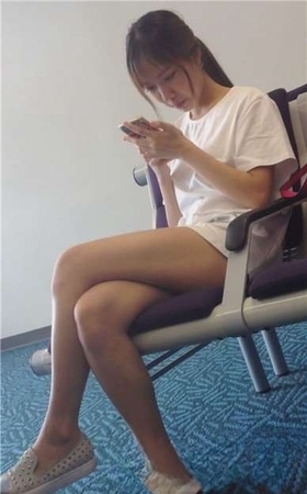 候车室内的甜美清纯美眉，白嫩细腿在她前面有点不淡定…