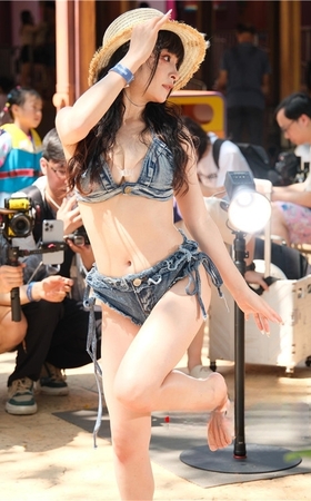 牛仔泳装cos小姐姐【套图+视频】