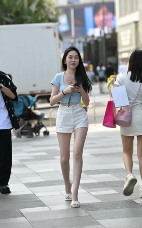 干净清爽的白皙美腿小姐姐 [19P]