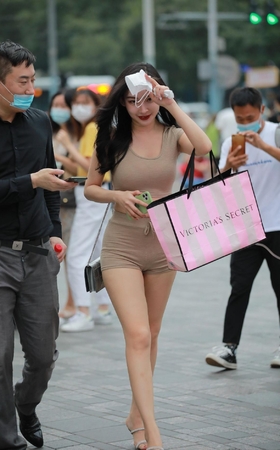 还是那条街，还是那靓妹