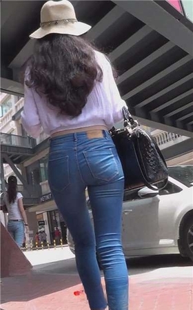 街拍靓丽紧身蓝牛美女小姐姐，天使的脸蛋 [1.03 GB]