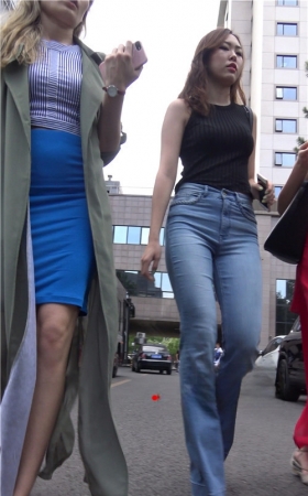 牛仔喇叭裤小姐姐