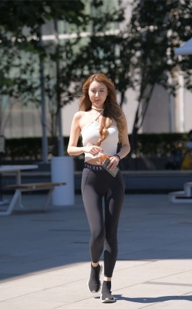 一只麋鹿摄影作品 黑色紧身裤美女