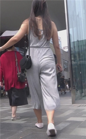 休闲装美女