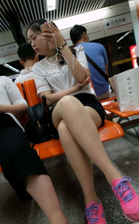 粉色运动鞋丝袜美腿素颜美眉