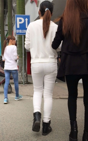 极品紧身白裤白T恤马尾辫美女