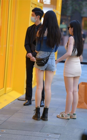 牛仔短裤皮靴靓妹