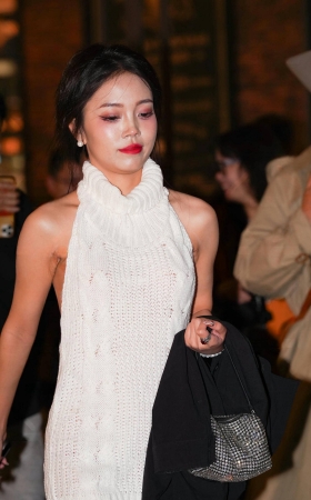 夜拍白色针织毛衣美妇 [21P]