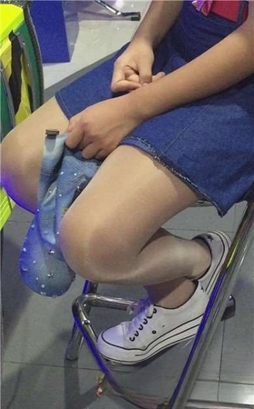 电玩城的肉丝帆布鞋小妹，小清新可爱。
