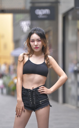 黑色热裤月牙小妹