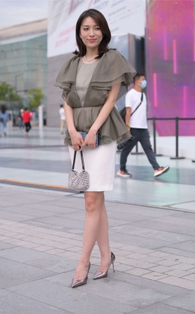 视觉冲击街拍作品 – 美腿美足的高层女主管