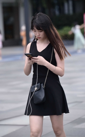 玩手机的小姐姐 [10P]