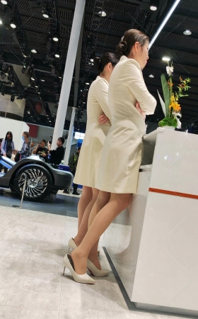 4K视频，车展前台丝腿柜姐悄悄晾丝zu [8P]