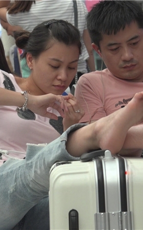 看手机的美妇