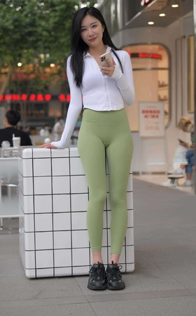 [一始专区] 绿色紧身裤美女 【图片➕视频】 [10P]