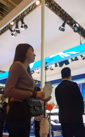 逛车展的黑色紧身裤高挑小姐姐