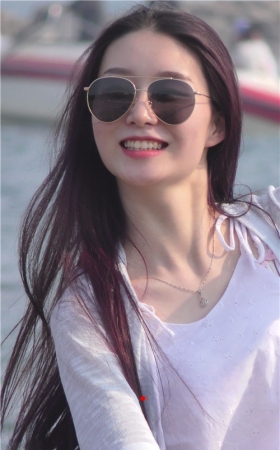 海边拍照的牛仔裤美女