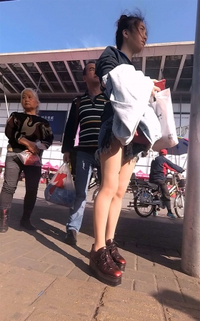 等公交车的碎边牛仔热裤美腿少女