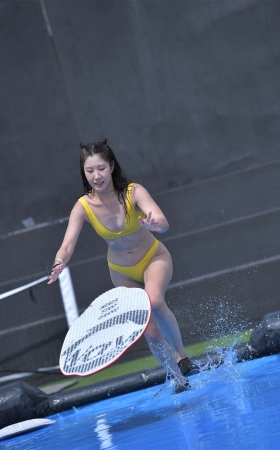 黄色针织泳装