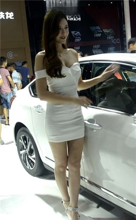 白色长裙美女车模 [216 MB/MOV]