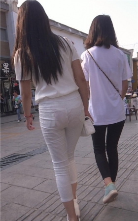 白裤紧身美眉