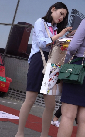 谈业务的肉丝高跟美女业务员