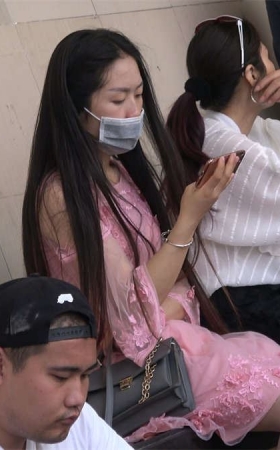 粉色长裙高跟肉丝妹子
