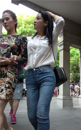 紧身牛仔裤圆润美屯美女《一》