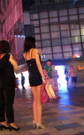 吊带衫黑色短裙美女