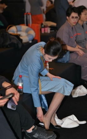 酒店小姐姐浅蓝色酒店制服丝换鞋扯丝摸脚 [18P]