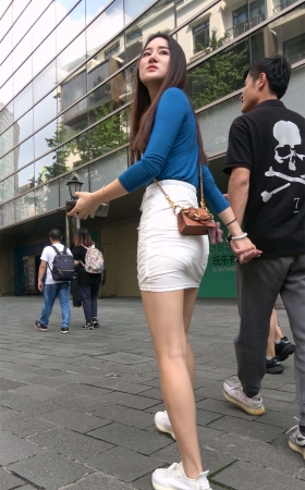 包臀白短裙长发姑娘