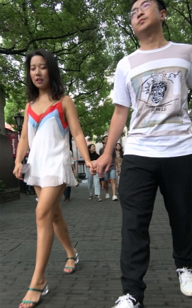 穿着很自然的高跟mm