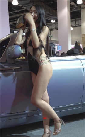 漂亮的泳装展模美女