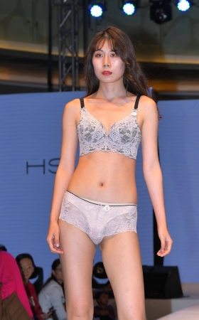 白色的内衣最迷人 [20P]