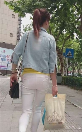 4k-逛街偶遇极品美臀紧身白裤清纯女孩 [1.58 GB]