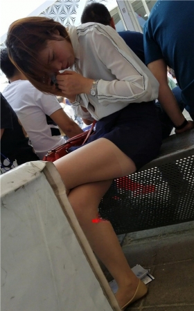 短发肉丝美女