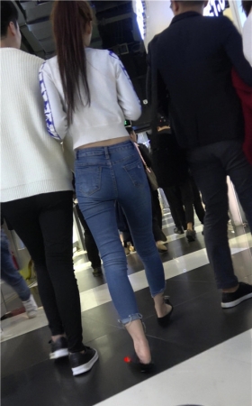 白衣紧身牛仔裤小姐姐