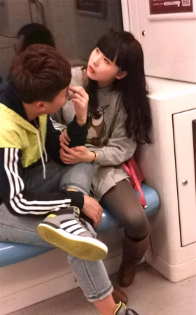 地铁说笑的美眉
