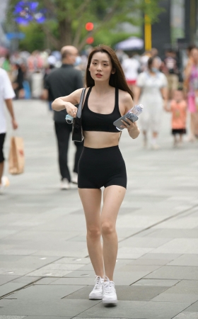 街拍紧身热裤套装少f [21P]