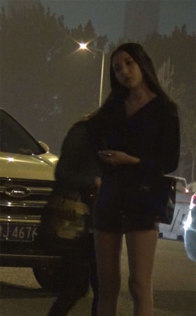 夜店准备上班的紧身裤和短裤美女