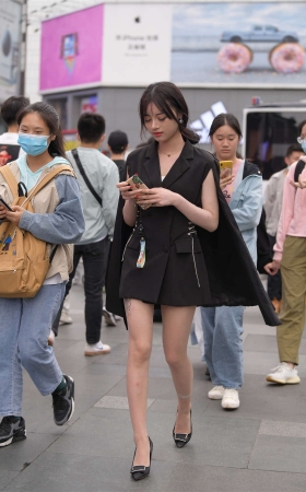 摄神街拍作品 – 步行街中的美腿薄丝美女