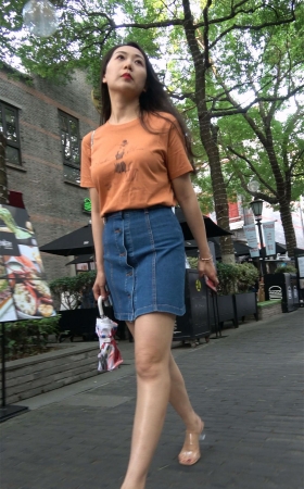 牛仔裙高跟美女