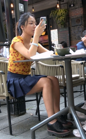两位短裙姐妹的下午茶时间