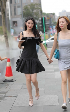 高颜值的小姐姐很自信 [16P]