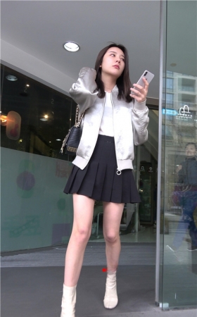 漂亮的黑色百褶裙美腿小姐姐