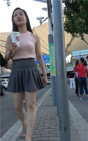 4K – 喝着星巴克的街拍短裙美腿小资女 [1.17 GB]