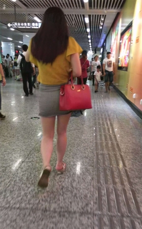 地铁跟拍格子紧绷包臀短裙美眉